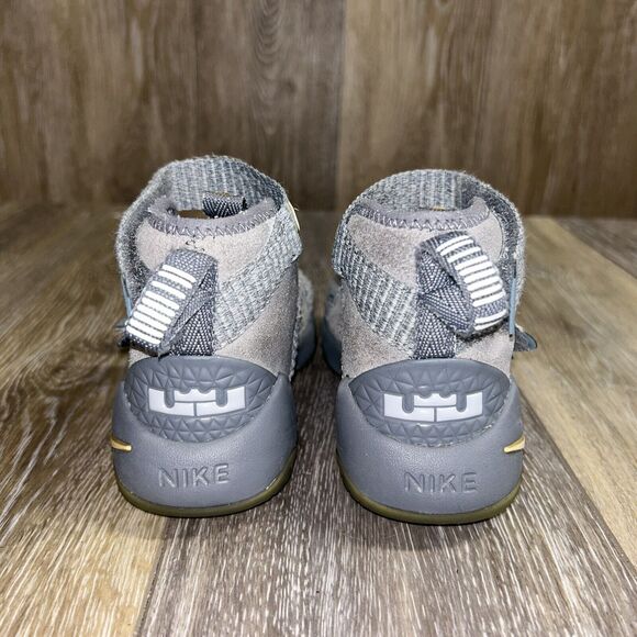 Nike Lebron Soldier Gray Platinum Youth Size 10.5C 918368-010 Basketball Shoes - Picture 7 of 11